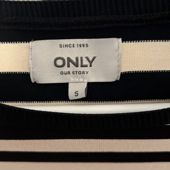 Only light knitted dress small but fits a medium - Picture 2 of 2